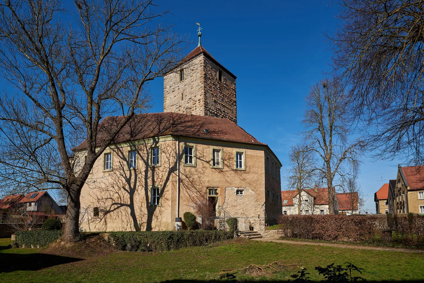 Das Wasserschloss Erlach mit seinem quadratischen Wehrturm